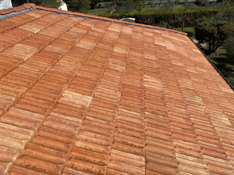 tuiles plates avec nettoyage et traitement sur ventabren 13122