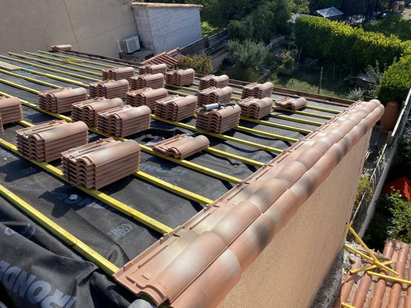 Pose des tuiles de rive sur gardanne