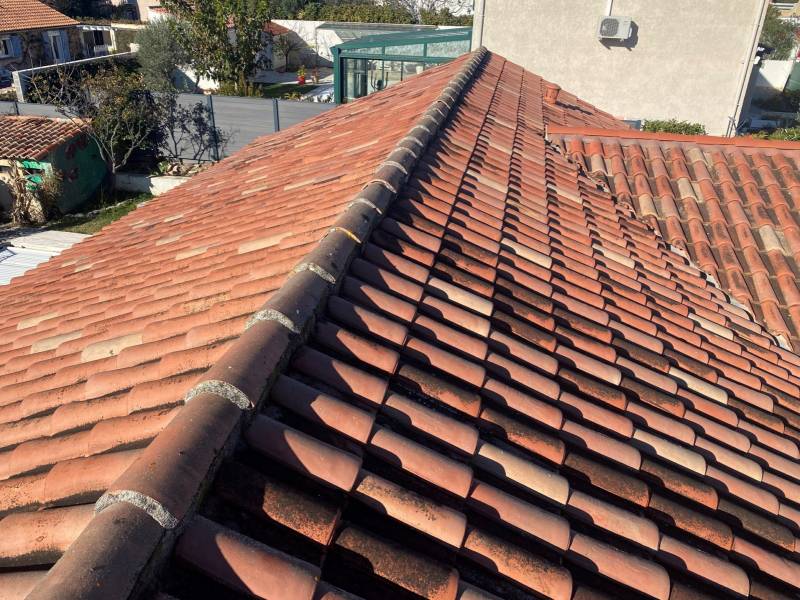 toiture de maison avant netoyage sur velaux