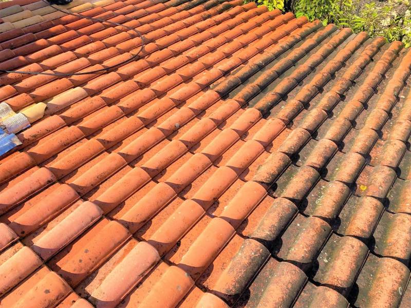 toiture avec nettoyage en cours sur velaux 13880