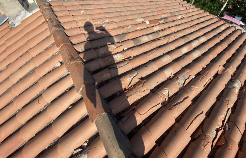 toiture avec tuiles cassées sur vitrolles