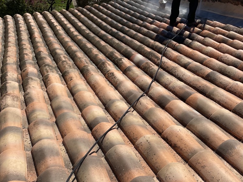 nettoyage de tuile en cours sur martigues 13500