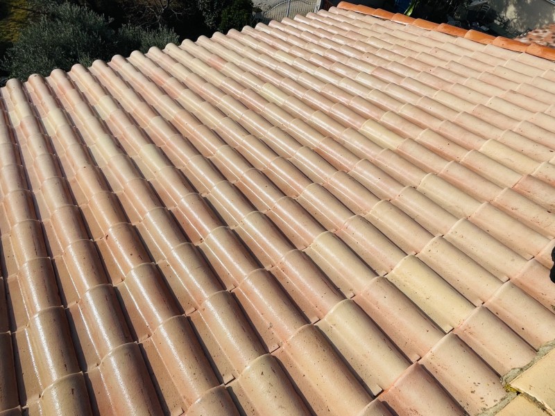 Nettoyage et traitement des tuiles mécaniques d’une toiture de maison sur Coudoux 13111