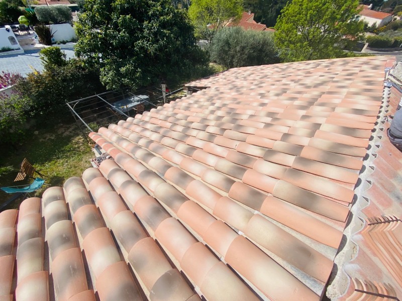 pose de tuiles canal sur pst près de marignane