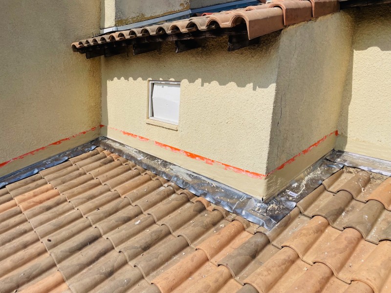 Couvreur pour changement des Solins en Plomb d’une toiture de Maison sur Vitrolles 13127 près de Marignane