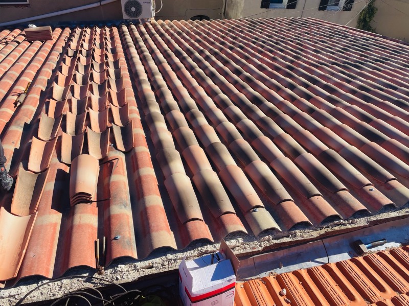 Pose de tuiles canal sur chateauneuf les martigues