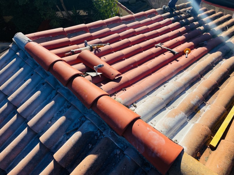 Réalisation de couvreur sur une évacuation de cheminée de toiture de maison sur Saint-Victoret 13730 près de Marignane