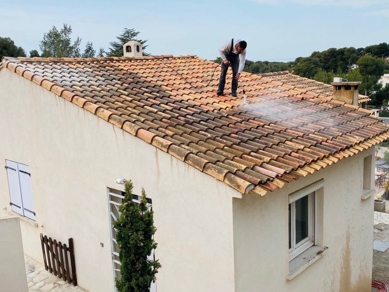 nettoyage toiture en cours sur carry le rouet