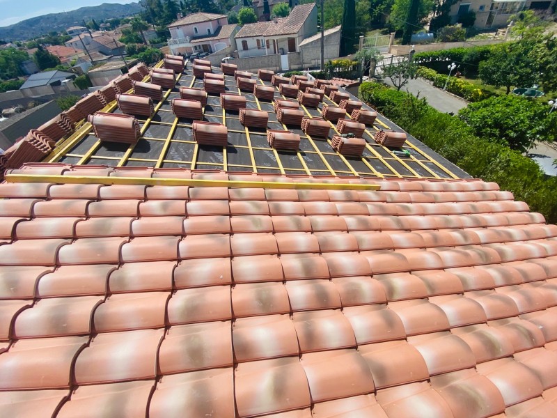 pose des tuiles en cours sur marignane