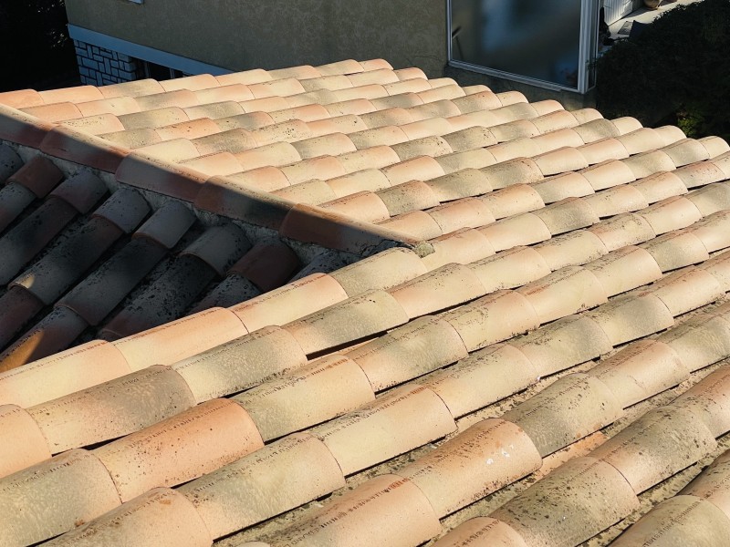 Intervention de couvreur pour un nettoyage de tuiles d'une toiture de maison sur Châteauneuf-les-Martigues 13220 près de Marignane