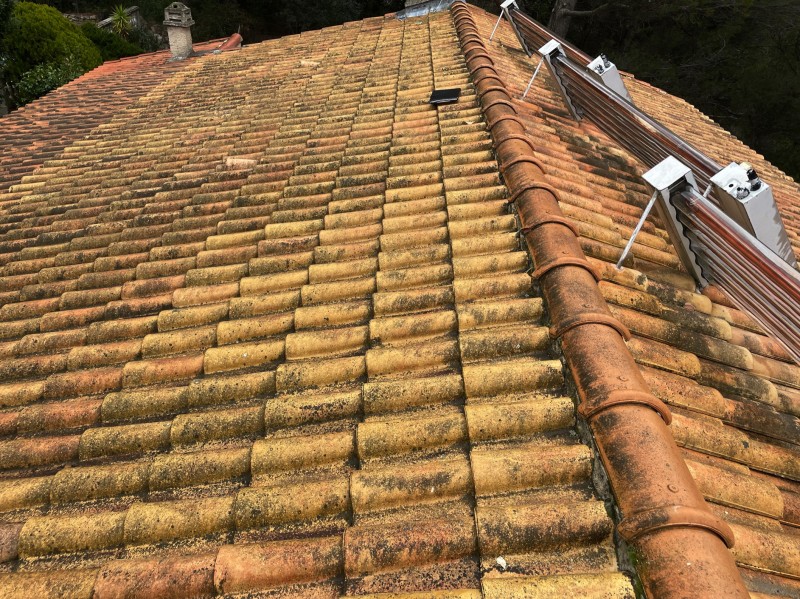 toiture avant nettoyage sur Saint-Savournin