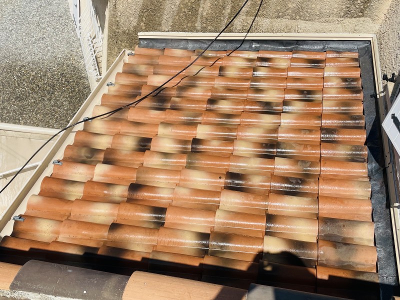 Démoussage et traitement d’une toiture type mécanique sur Mimet 13105 près de Gardanne 13120