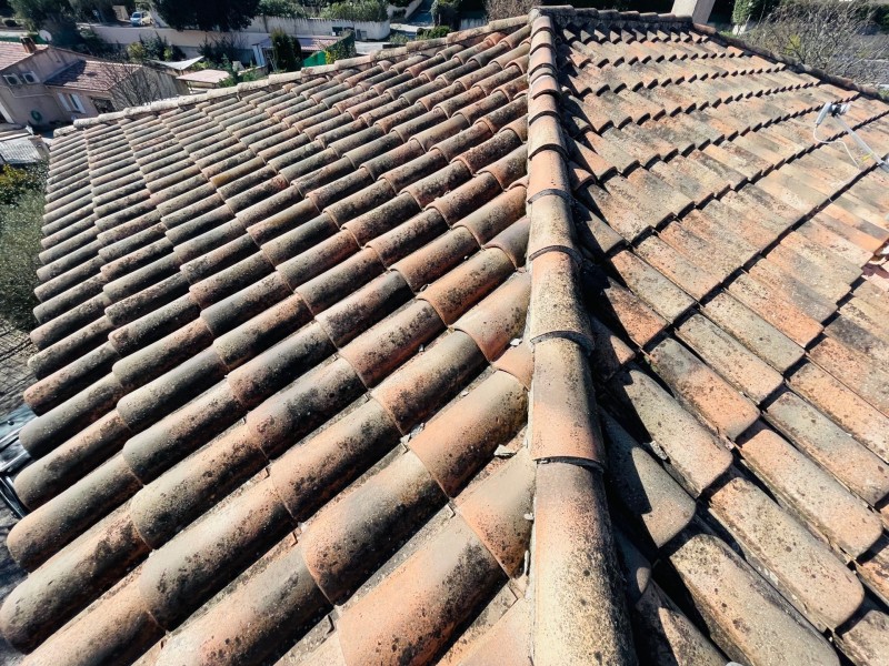 Rénovation d’une toiture type mécanique Abeilles sur Faîtage et nettoyage sur Vitrolles 13127 près de Marignane.