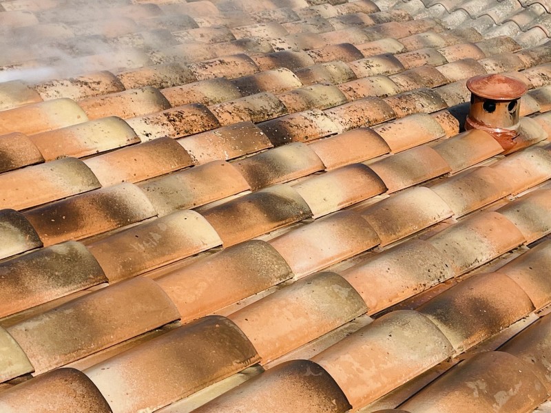 Nettoyage et traitement d'une toiture en tuile mécanique Abeille sur Saint-Victoret 13730