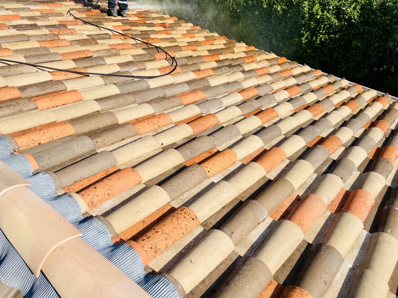 Démoussage et traitement d’une toiture type mécanique sur Mimet 13105 près de Gardanne 13120