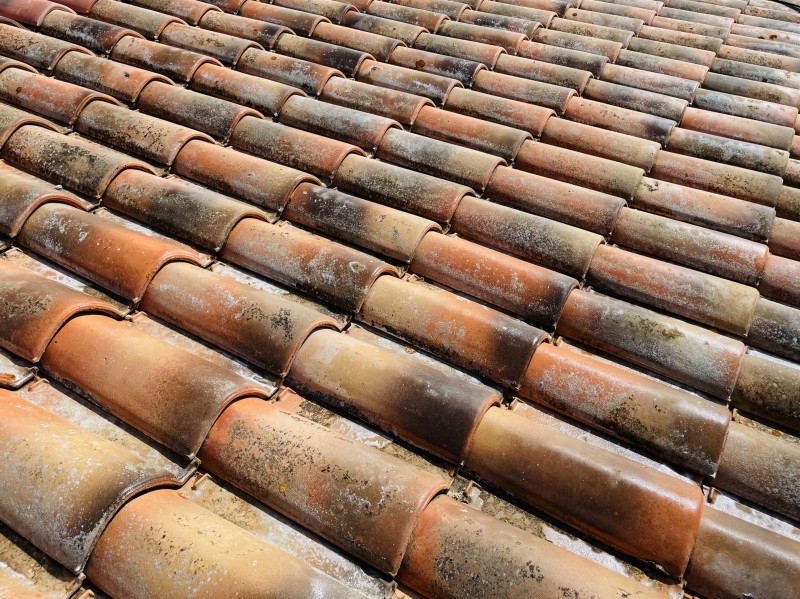 Nettoyage et traitement d'une toiture en tuile mécanique Abeille sur Saint-Victoret 13730