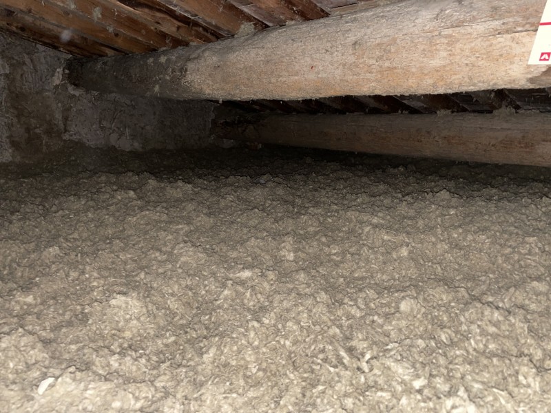Pose d’isolation en laine de roche par soufflage en comble perdu d’une maison sur Marignane