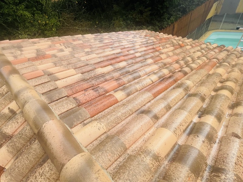 Démoussage et traitement de toiture d’une maison sur Bouc Bel Air près de Marignane.