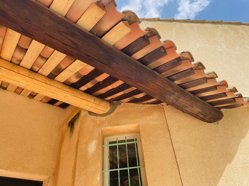 Changement d’une toiture et poutre d’un Auvent d’une maison sur Ventabren 13122