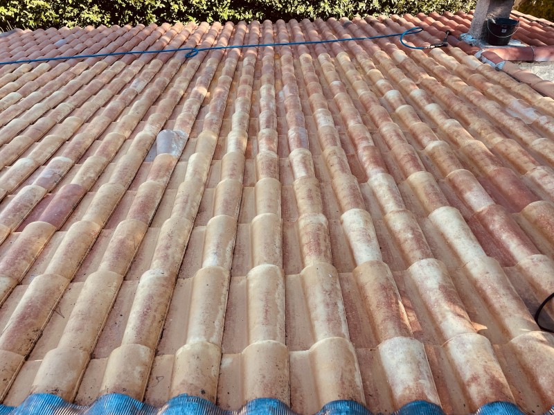 Nettoyage et traitement d’une toiture en tuile mécanique Romane sur Saint-Savournin 13119 près de Gardanne 13120