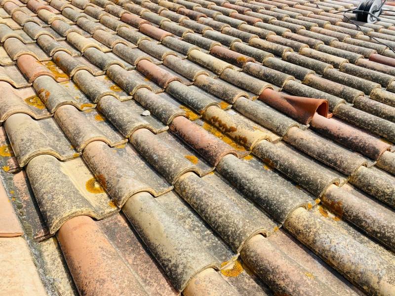 tuiles avant intervention de nettoyage sur carry le rouet 13620