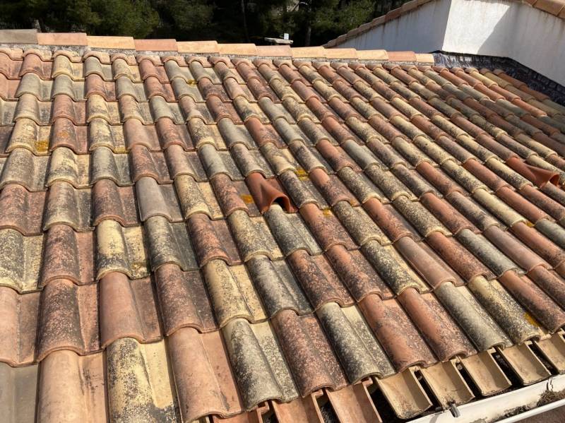 toiture avant intervention de nettoyage sur carry le rouet 13620