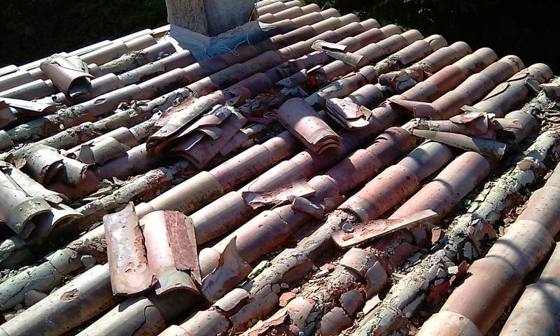 toiture tuile cassée avant intervention sur éguilles