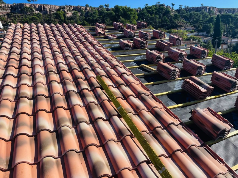 pose tuile romane sur vitrolles