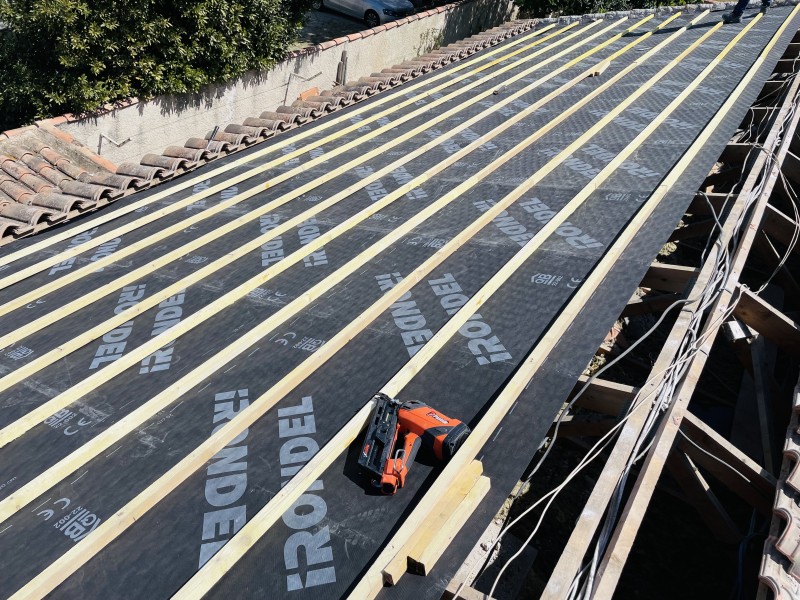 pose écran sous toiture avec des liteaux neuf sur saint victoret