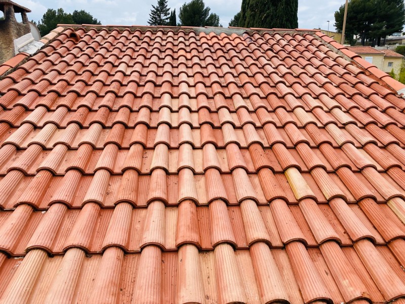 nettoyage et traitement des tuiles romane rouge sur velaux
