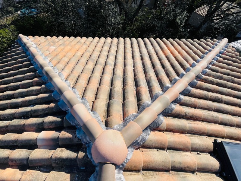 Rénovation d’une toiture type mécanique Abeilles sur Faîtage et nettoyage sur Vitrolles 13127 près de Marignane.