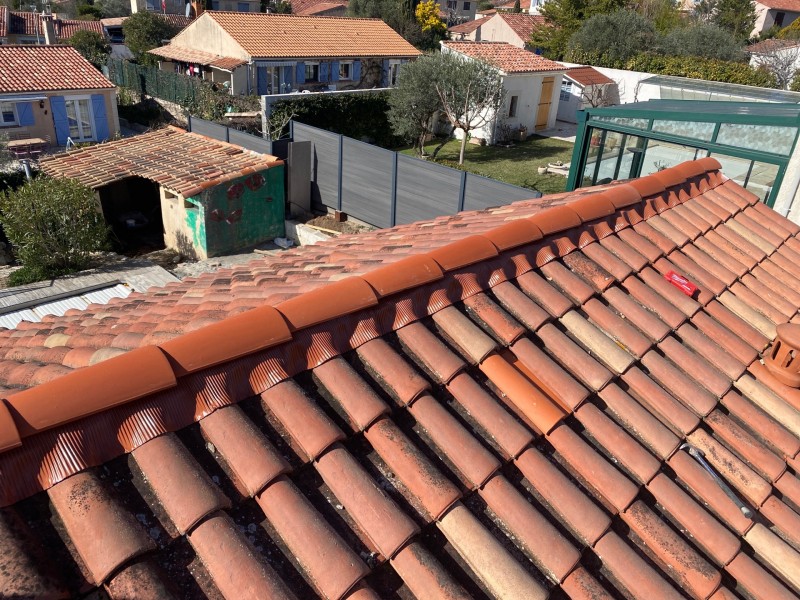 Faîtage closoir rouge fini sur velaux