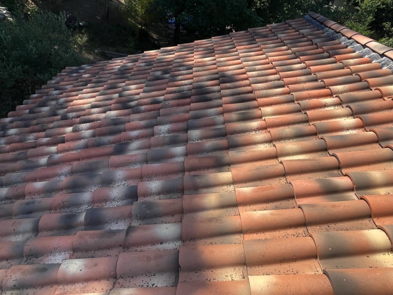 Démoussage et Nettoyage de toiture de maison à Bouc-Bel-Air 13320