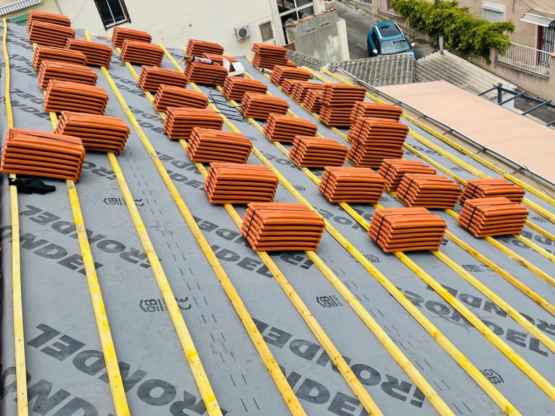 Réfection de toiture tuiles plates de Marseille de maison près de Marignane 13700.