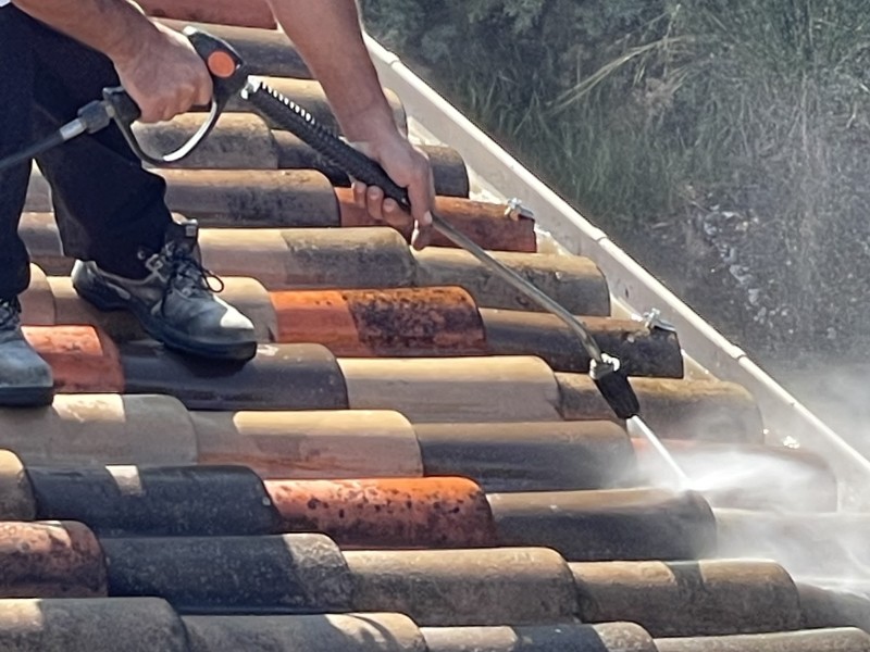 couvreur pour nettoyage de toiture à La Fare-les-Oliviers 13580