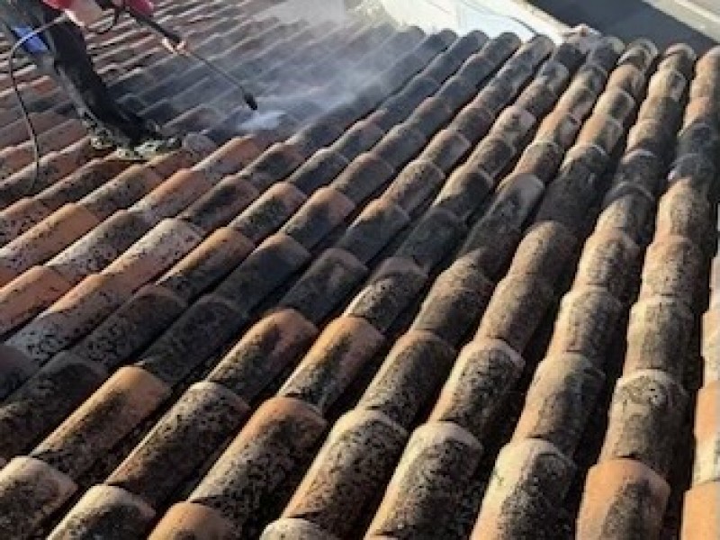 nettoyage de la toiture en cours sur Châteauneuf-les-Martigues 13220