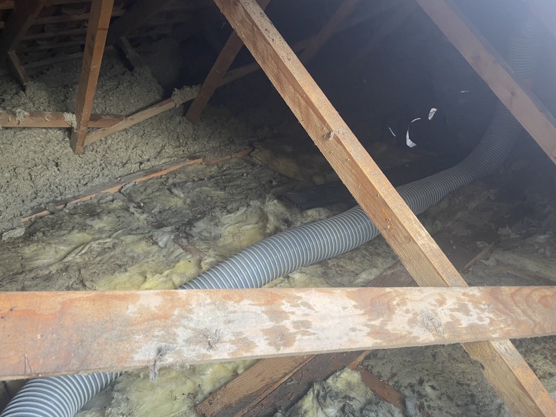 Mise en œuvre d’une isolation en laine de roche en comble perdu d’une maison sur Bouc Bel Air