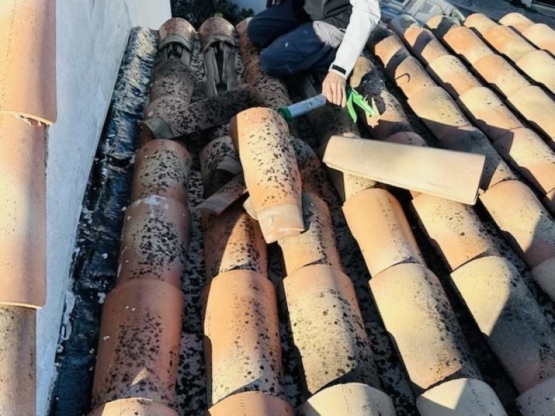 chantier de changement de tuiles cassées près de Marignane