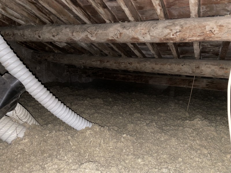 Pose d’isolation en laine de roche par soufflage en comble perdu d’une maison sur Marignane