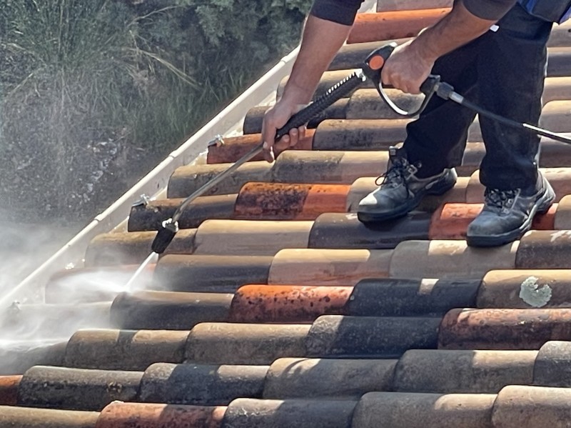 Démoussage et traitement d’une toiture type mécanique sur Mimet 13105 près de Gardanne 13120