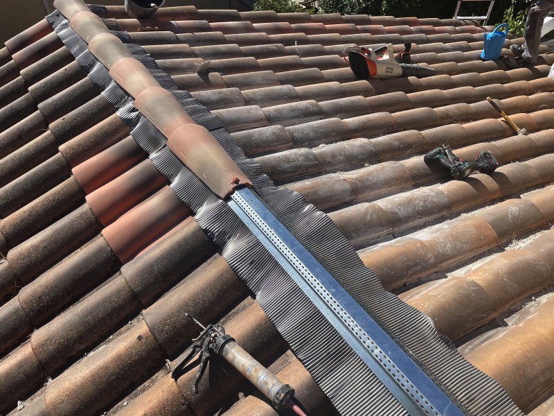 mise en place du faitage closoir sur bouc bel air