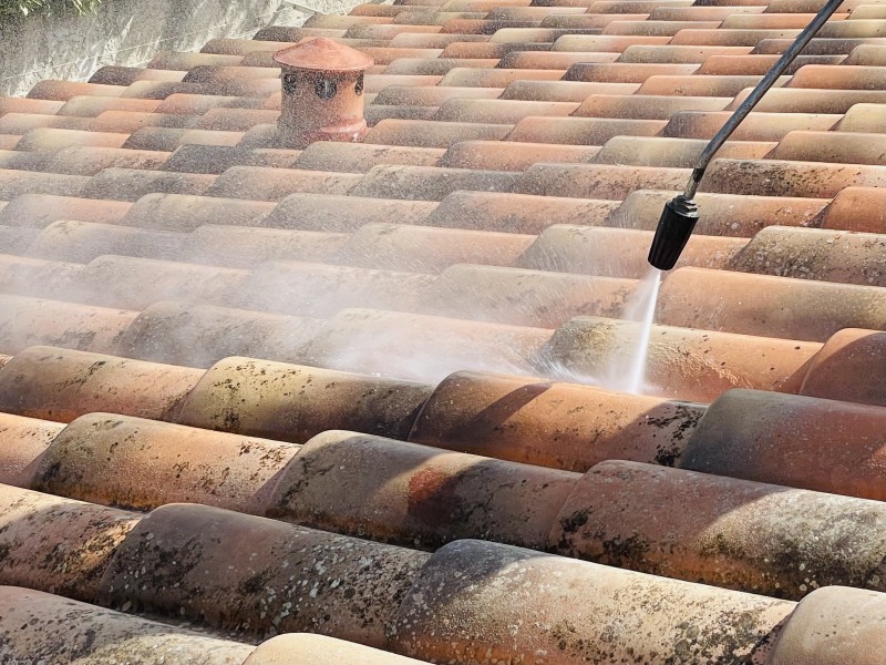 Nettoyage et traitement de tuiles Mécaniques sur Saint Victoret près de Marignane pas chère