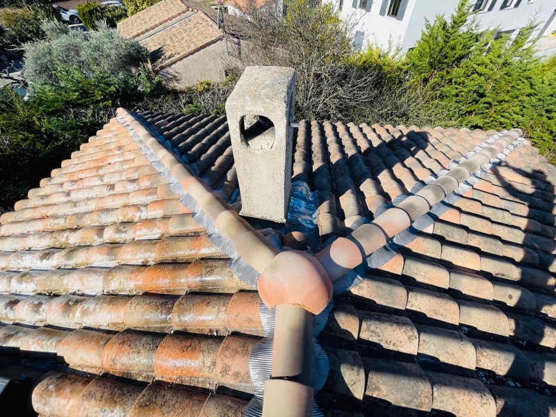 Rénovation d’une toiture type mécanique Abeilles sur Faîtage et nettoyage sur Vitrolles 13127 près de Marignane.