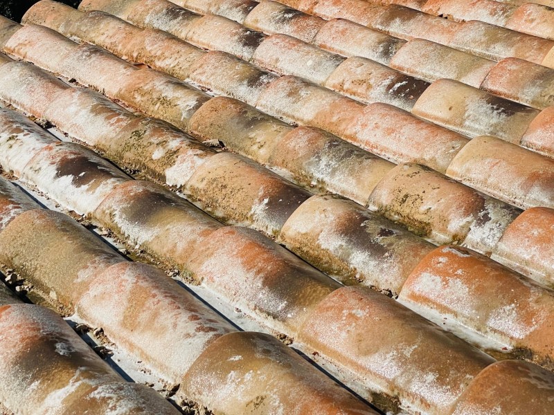 Rénovation d’une toiture type mécanique Abeilles sur Faîtage et nettoyage sur Vitrolles 13127 près de Marignane.