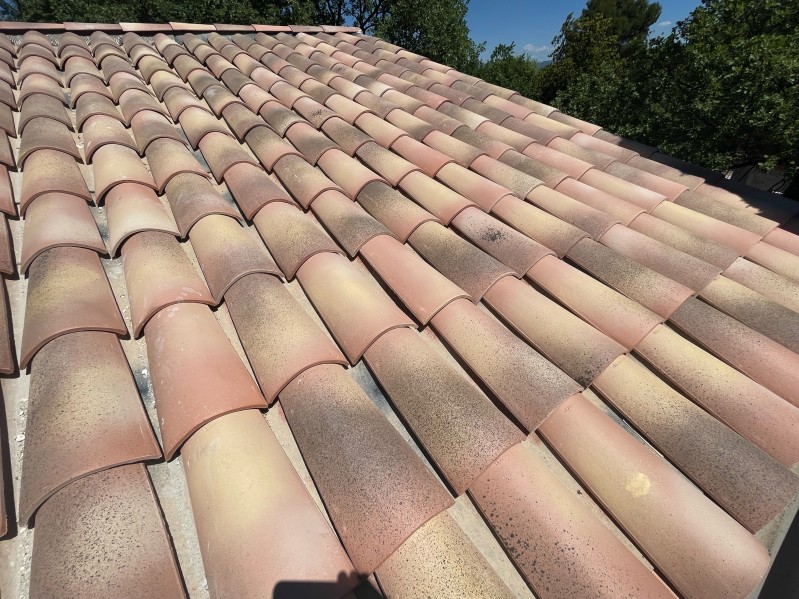 pose de tuile sur p.s.t près de venelles 13770