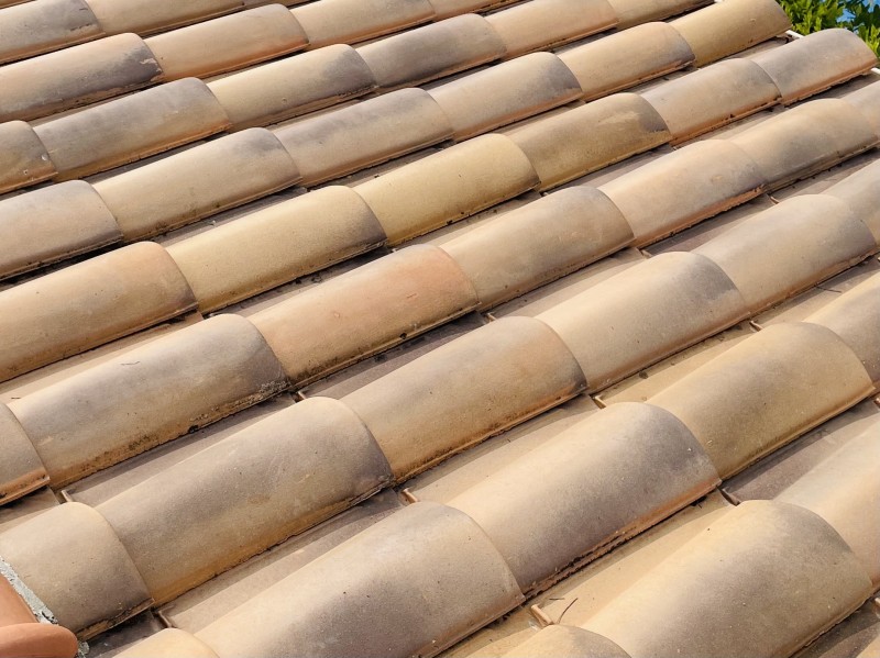 Intervention de couvreur pour un nettoyage de tuiles d'une toiture de maison sur Bouc-Bel-Air 13320