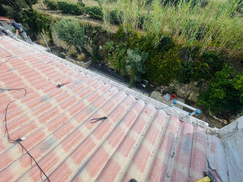 Pose de tuiles canal sur des Plaques Sous Toiture d’une maison à Velaux 13880 près de Marignane