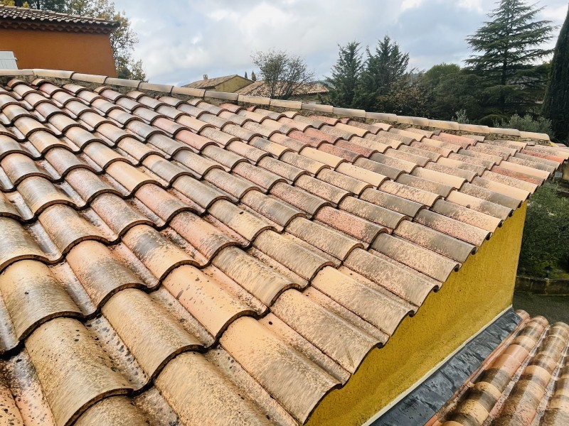 Démoussage et traitement de toiture d’une maison sur Bouc Bel Air près de Marignane.