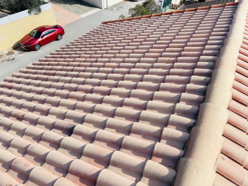 Nettoyage et traitement des tuiles mécaniques d’une toiture de maison sur Coudoux 13111