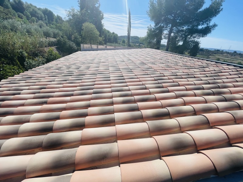 Pose de tuiles canal sur des Plaques Sous Toiture d’une maison à Velaux 13880 près de Marignane